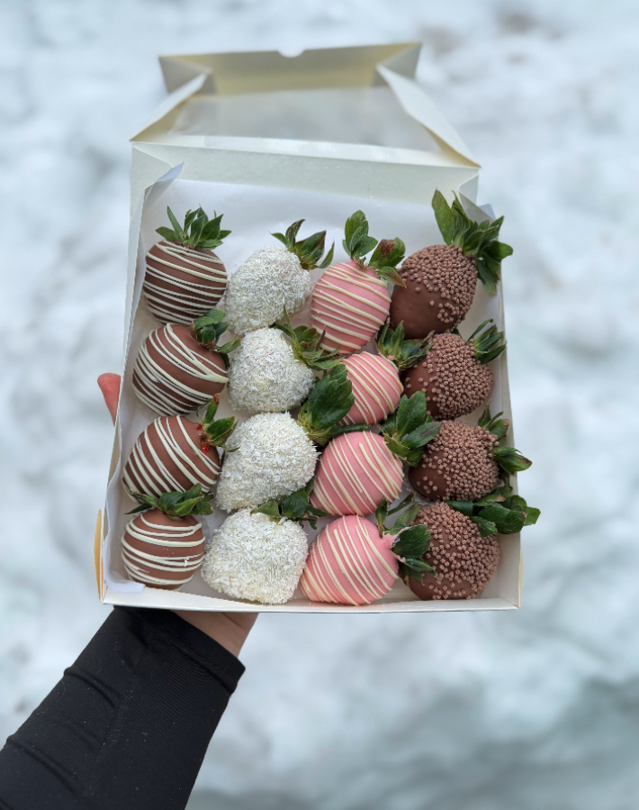 Бокс из 16 ягод клубнички «Три шоколада»