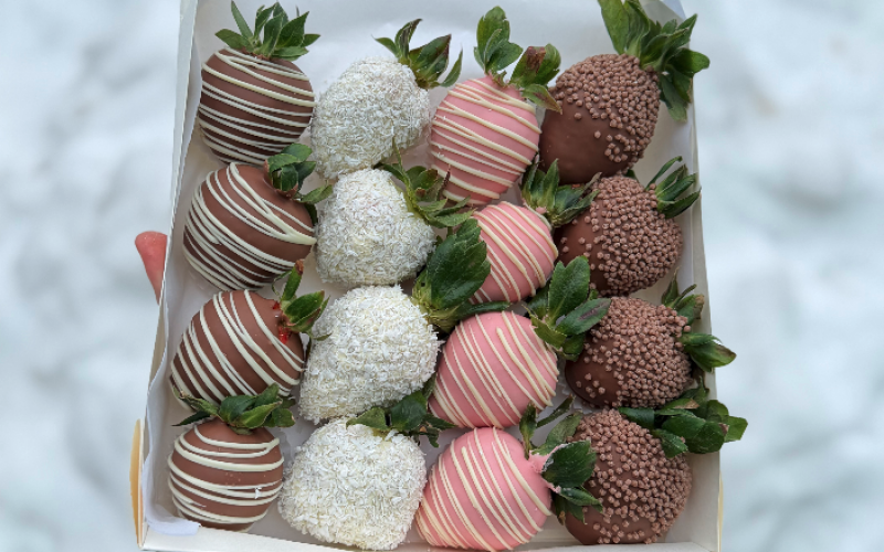 Бокс из 16 ягод клубнички «Три шоколада»