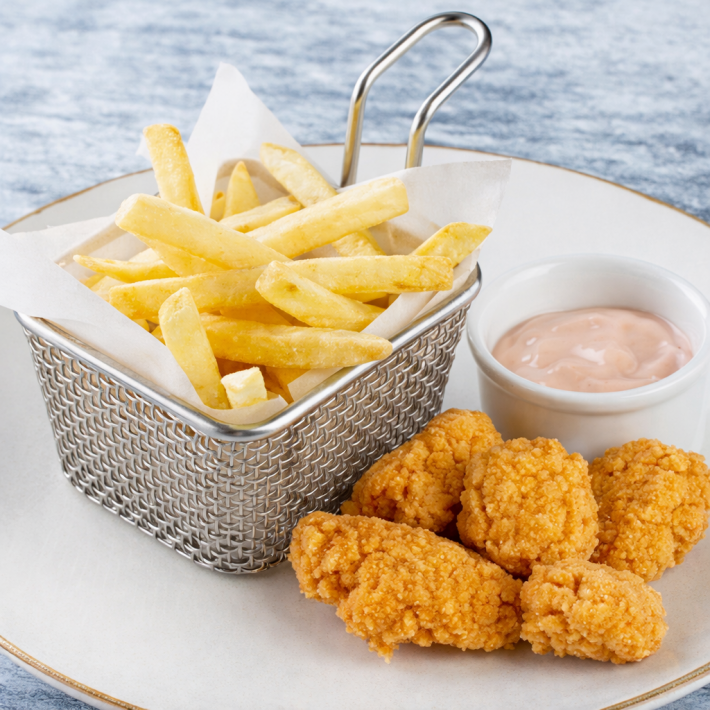 Куриные наггетсы с картофелем фри