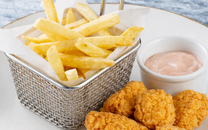 Куриные наггетсы с картофелем фри