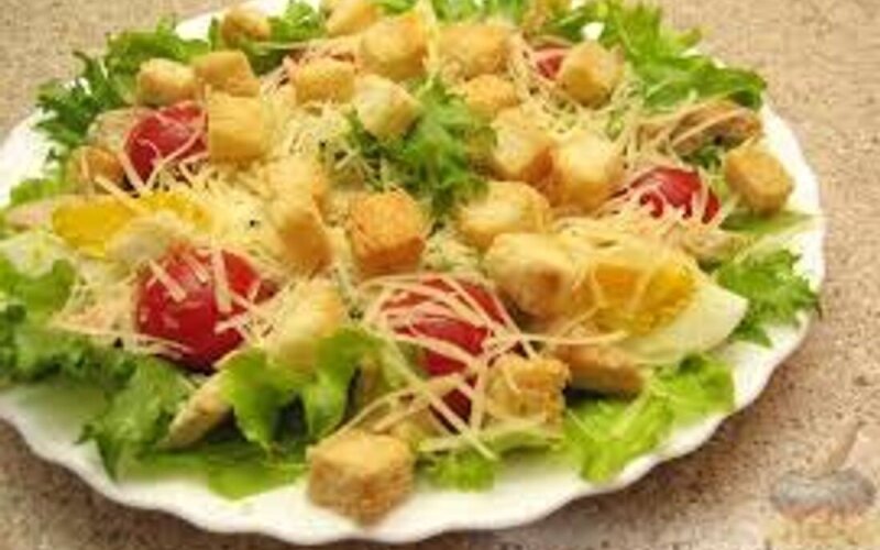 Салат «Цезарь с печеным цыпленком