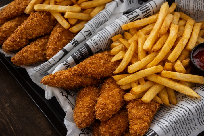 Картофель фри с наггетсами