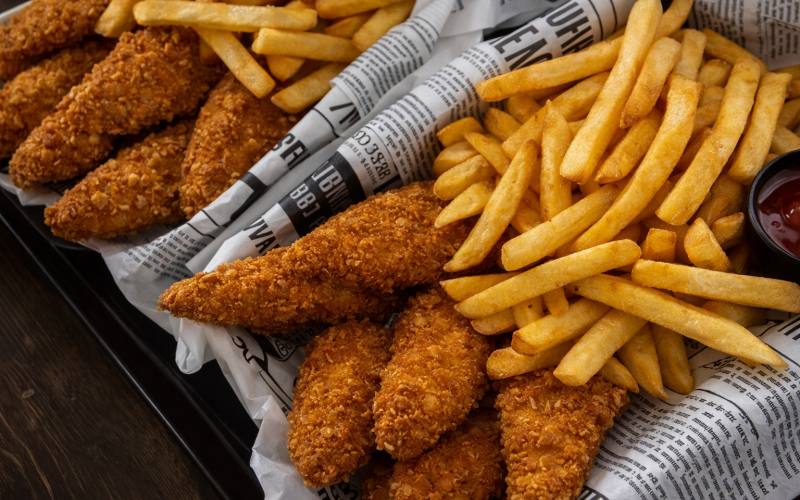 Картофель фри с наггетсами