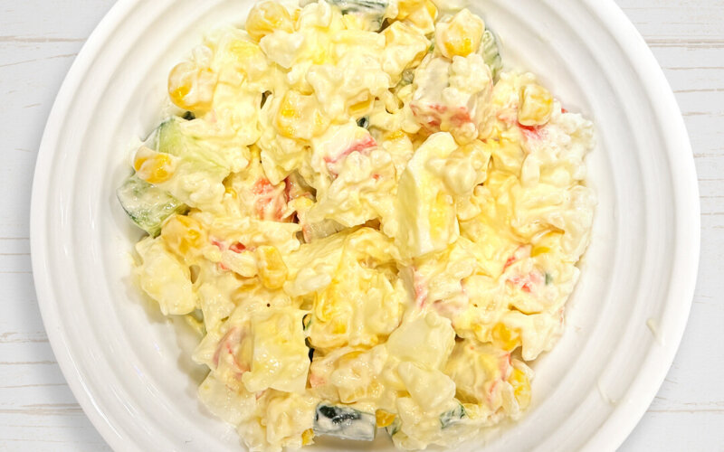 Салат с крабовыми палочками и кукурузой