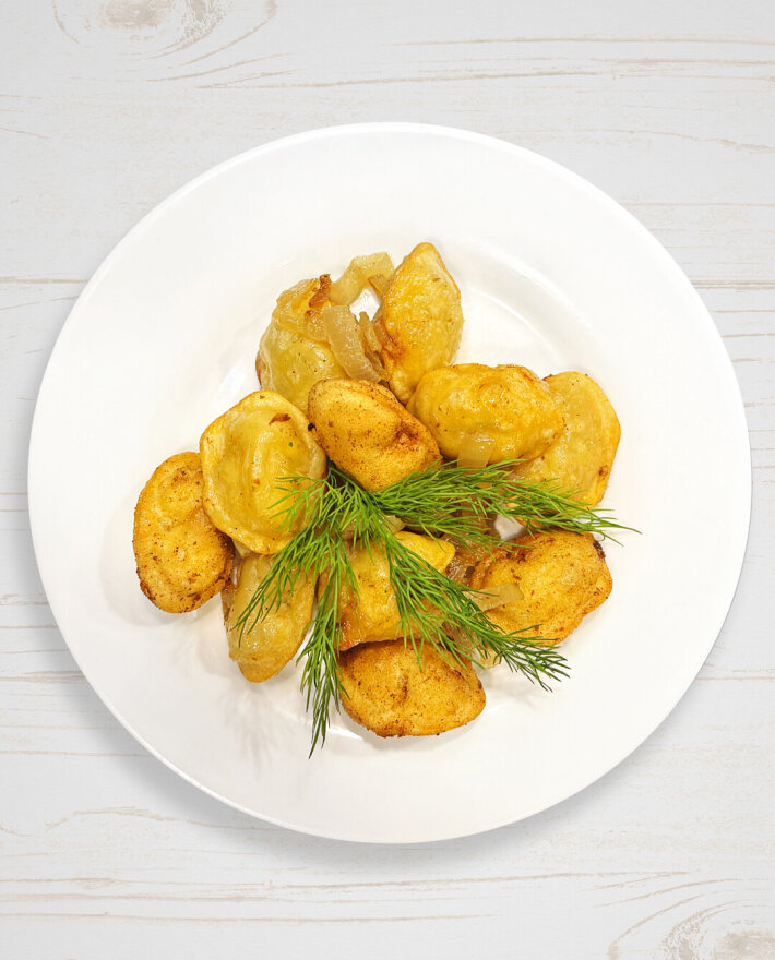 Пельмени жареные с луком