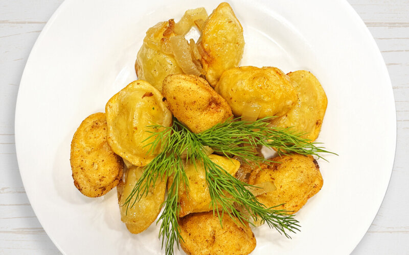 Пельмени жареные с луком