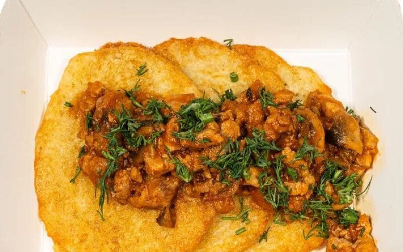 Драники с поджаркой из свинины