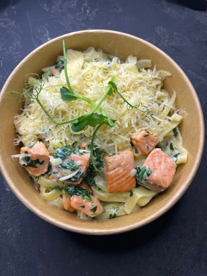 Спагетти с лососем и шпинатом