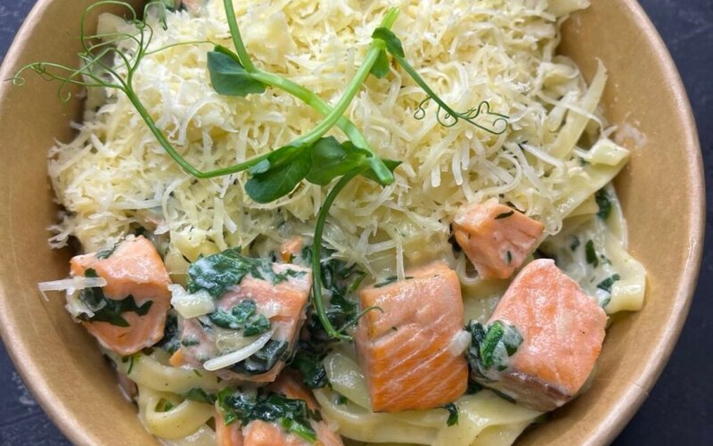 Спагетти с лососем и шпинатом