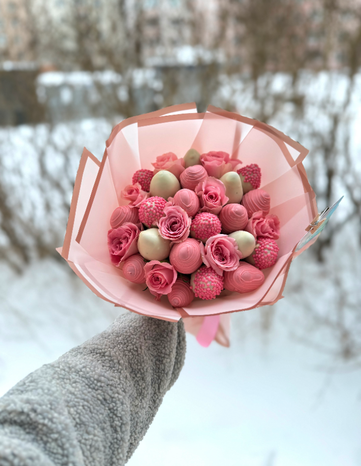 Букет из клубники в шоколаде с розами