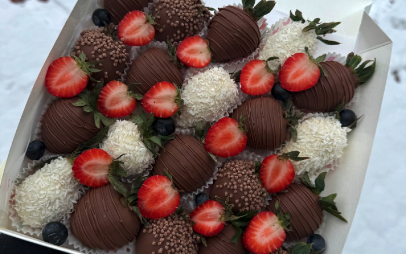 Бокс из 20 ягод клубники в шоколаде «Инь и Ян»