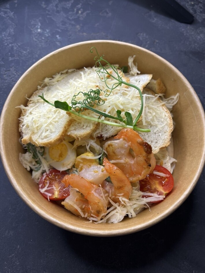 Салат «Цезарь с креветкой и перепелиным яйцом»