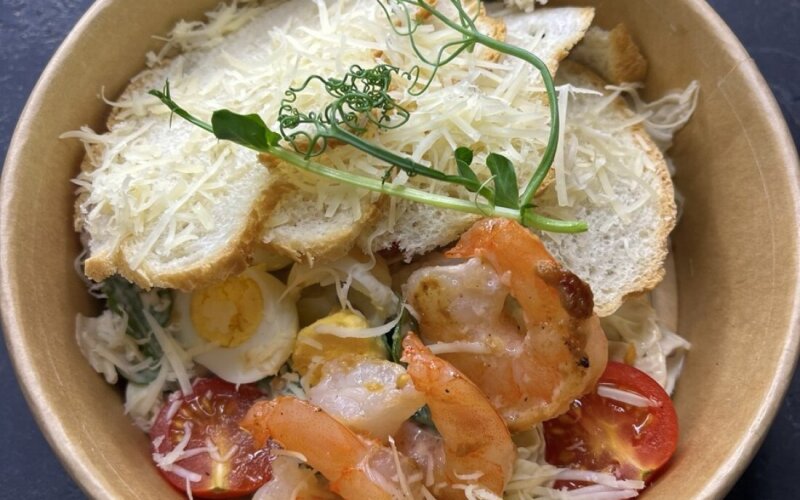 Салат «Цезарь с креветкой и перепелиным яйцом»