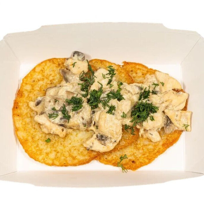 Драники с курицей в сливочном соусе