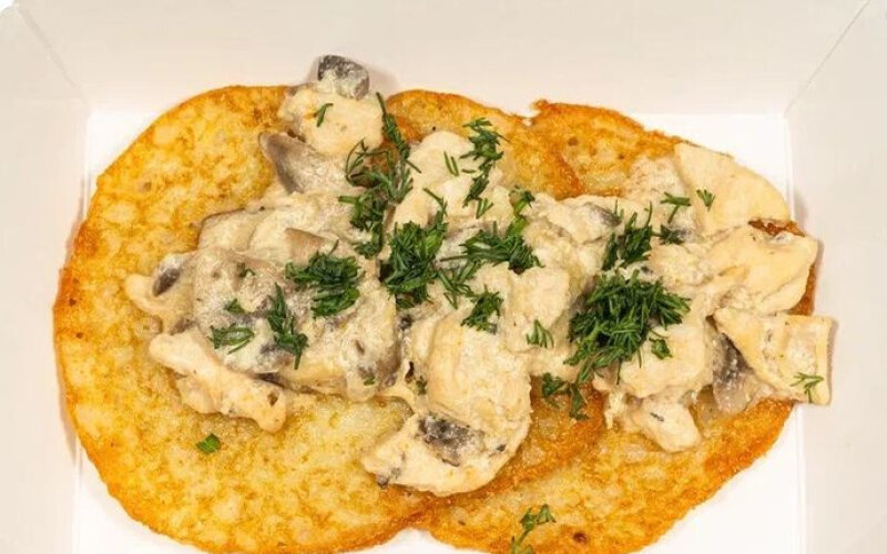 Драники с курицей в сливочном соусе