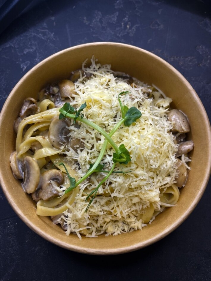 Спагетти с грибами в сливках