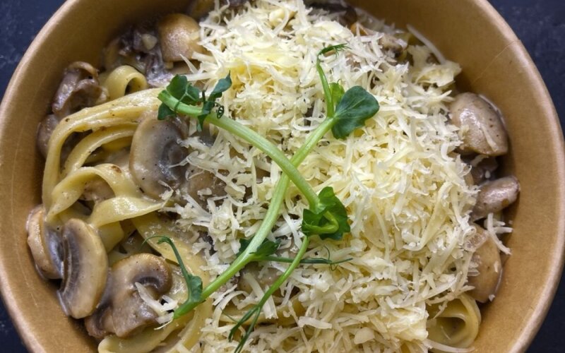 Спагетти с грибами в сливках