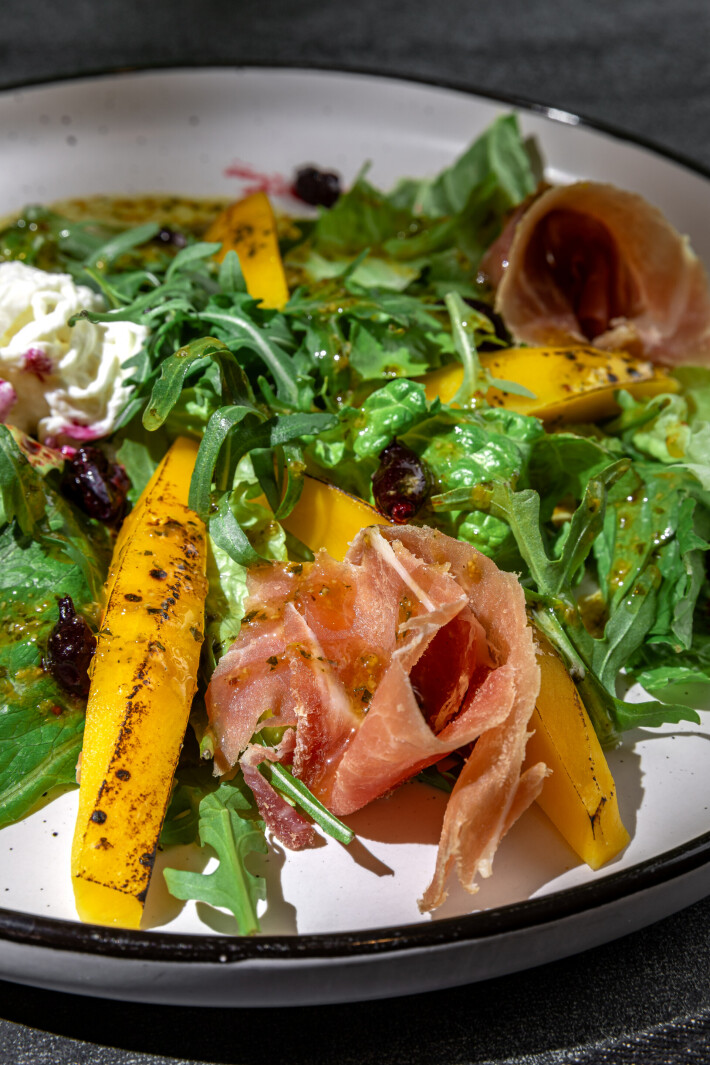 Салат с пармой, манго и страчателлой
