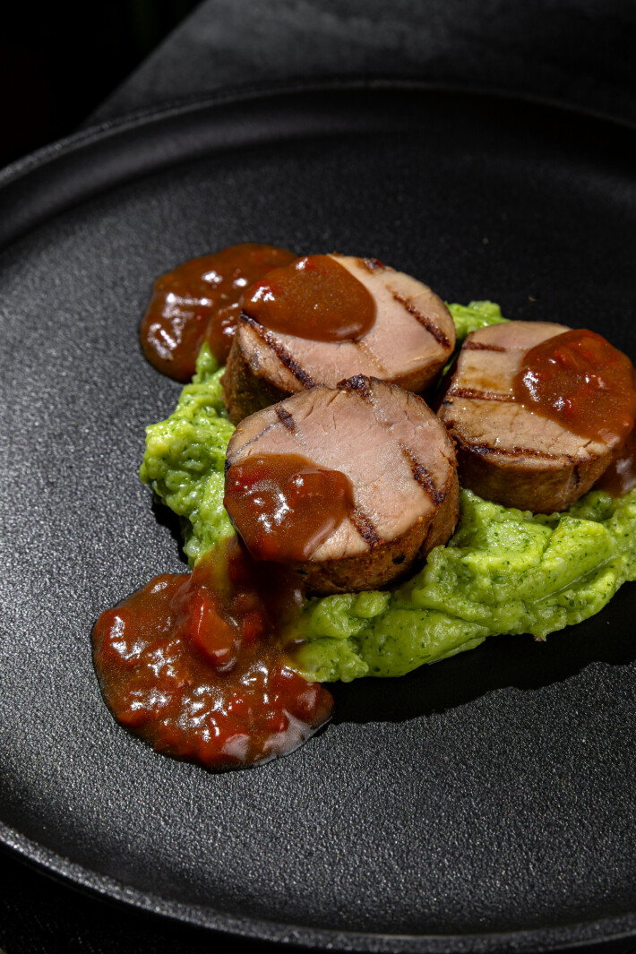 Свинина на гриле на пюре картофель-рукола