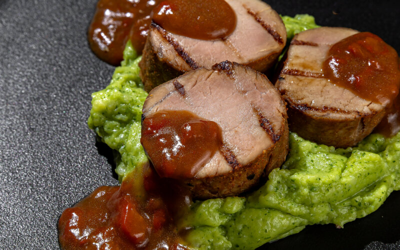 Свинина на гриле на пюре картофель-рукола