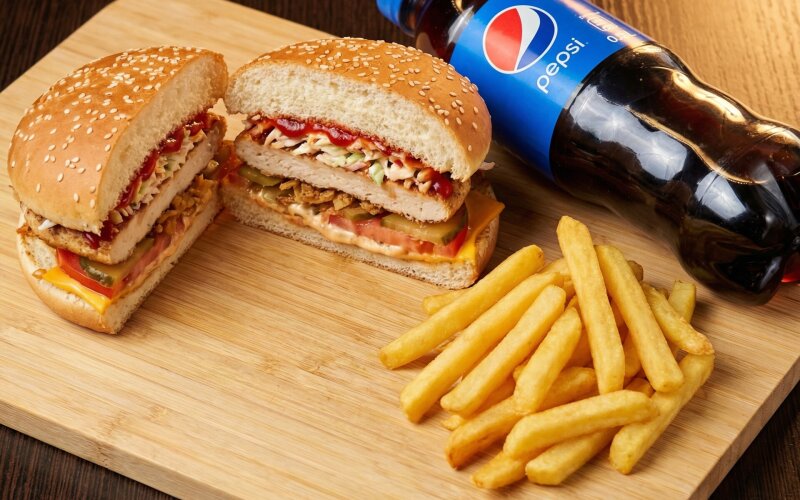 Чизбургер «С куриной котлетой» + картофель фри + пепси