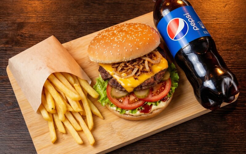 Чизбургер «Кусай» + картофель фри + пепси