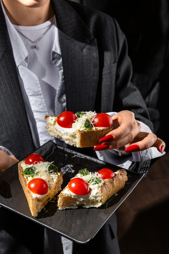 Брускетта с черри и страчателлой