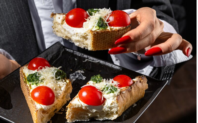 Брускетта с черри и страчателлой