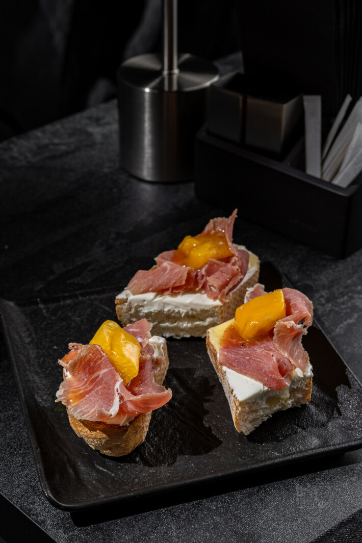 Брускетта с пармой и манго
