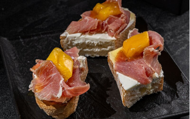 Брускетта с пармой и манго
