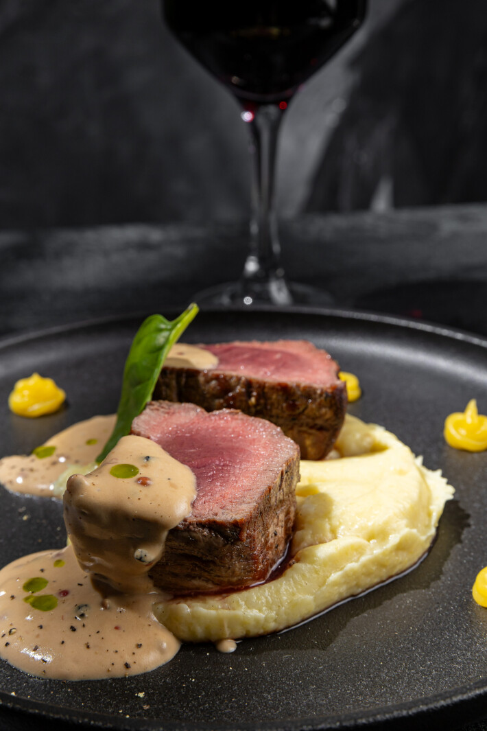 Филе-миньон на сливочном пюре