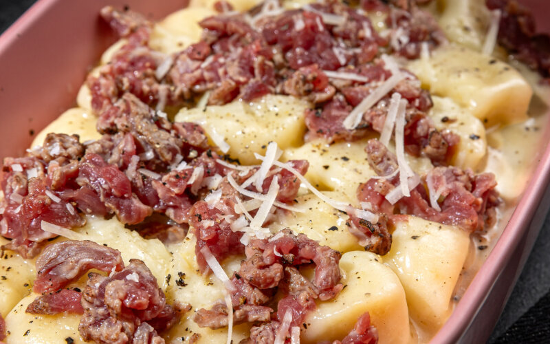 Ньокки Cacio E Pepe c опаленной говядиной