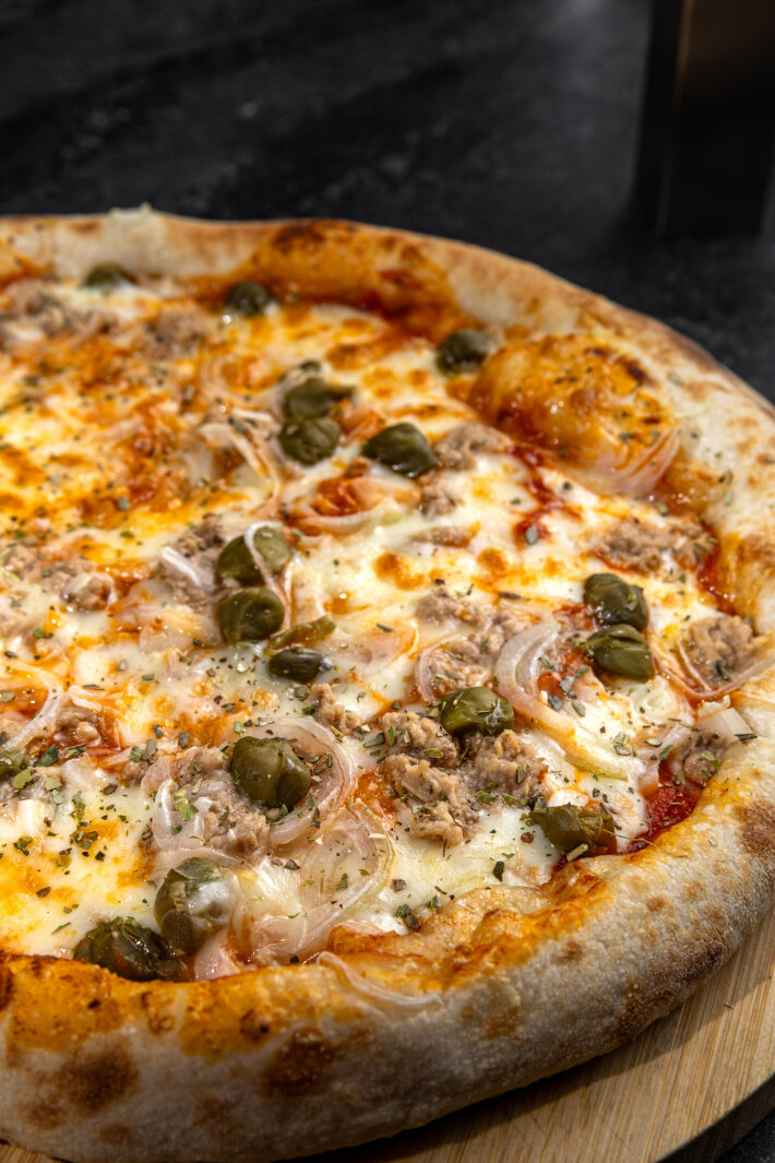 Пицца с тунцом и каперсами