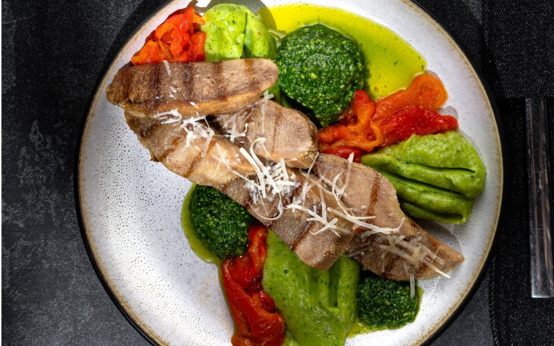 Язык-гриль на пюре картофель-рукола