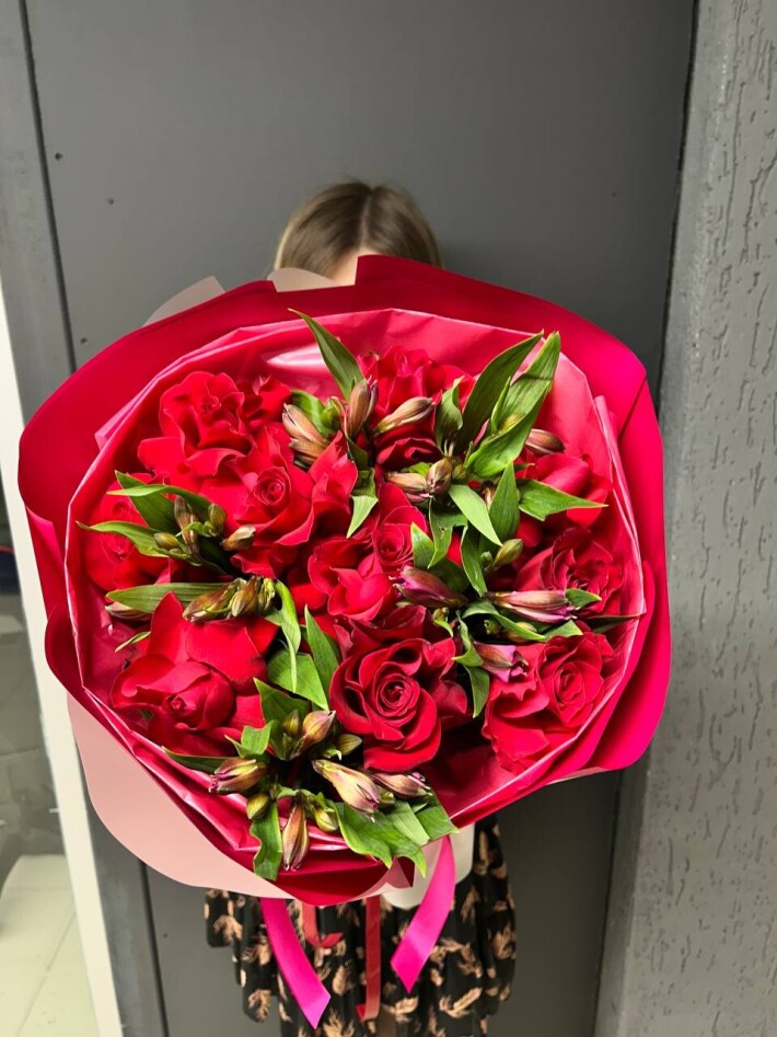 Букет из альстромерии и розы «Готча»