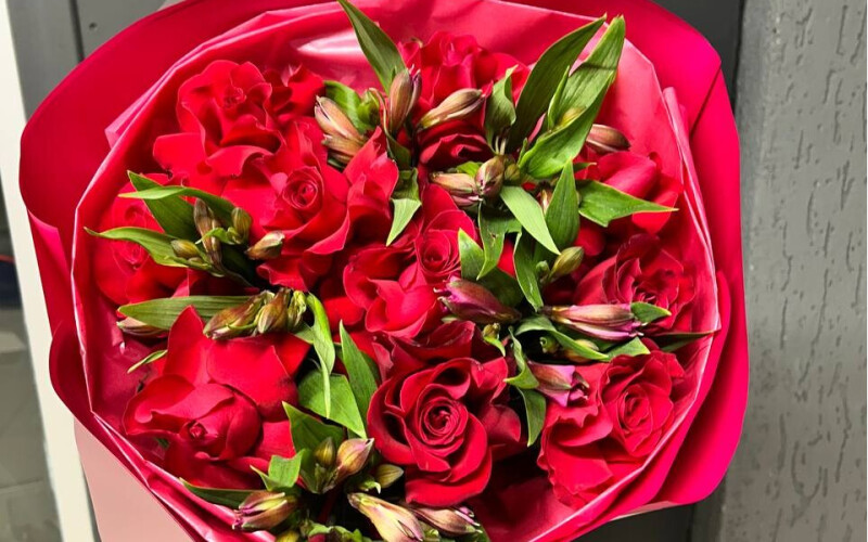 Букет из альстромерии и розы «Готча»