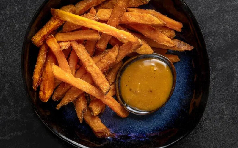 Батат с медово-горчичным соусом