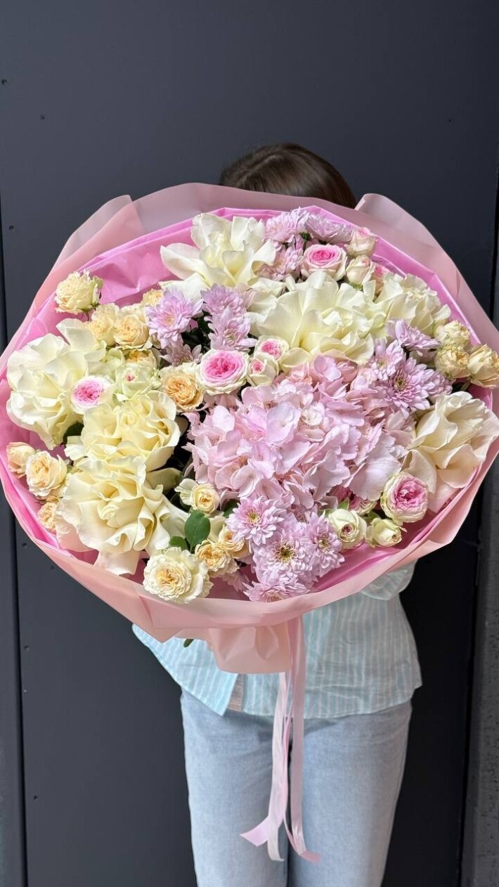 Букет из гортензии, роз и хризантемы