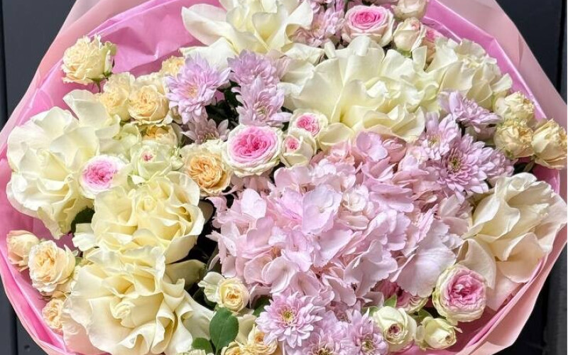 Букет из гортензии, роз и хризантемы