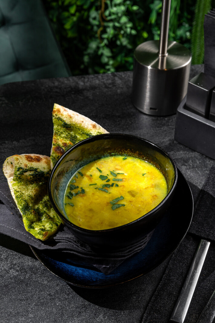 Сливочный гороховый суп с пармой и каперсами