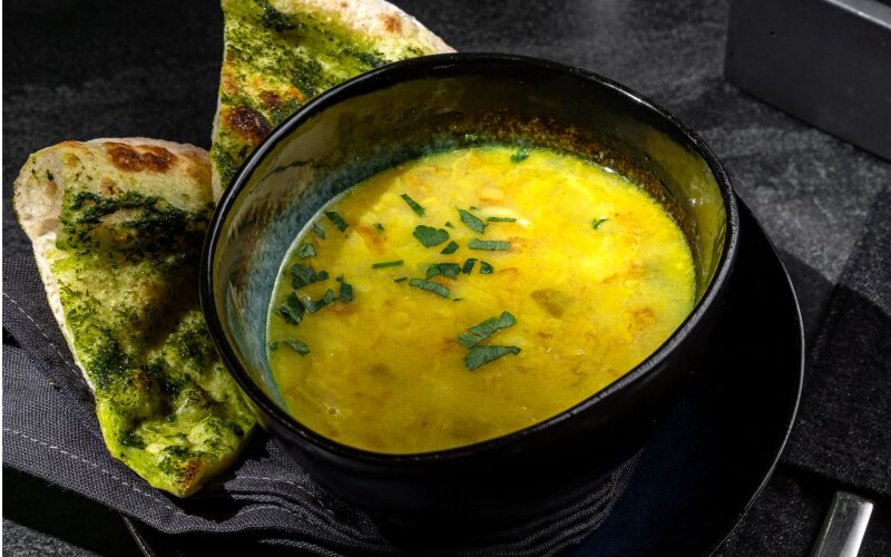 Сливочный гороховый суп с пармой и каперсами