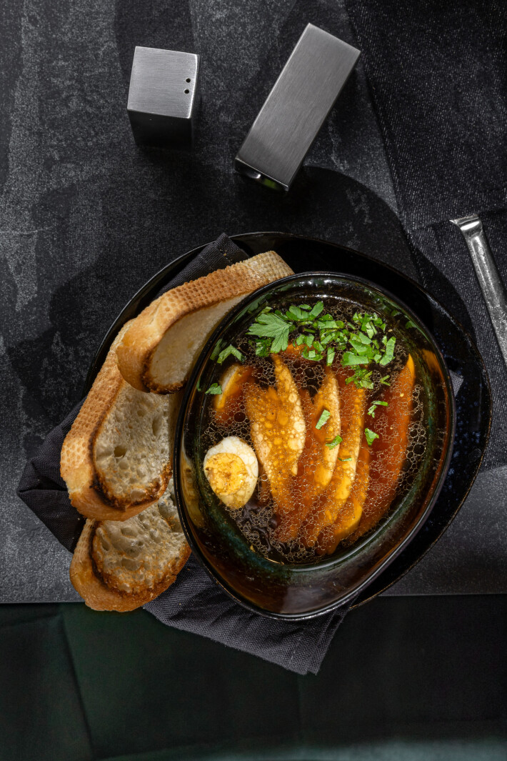 Легкий суп с перепелиным яйцом