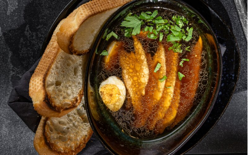 Легкий суп с перепелиным яйцом