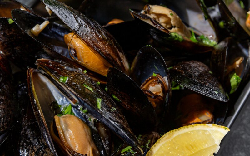 Мидии голубые в вине