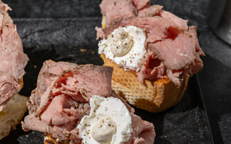 Брускетта с ростбифом