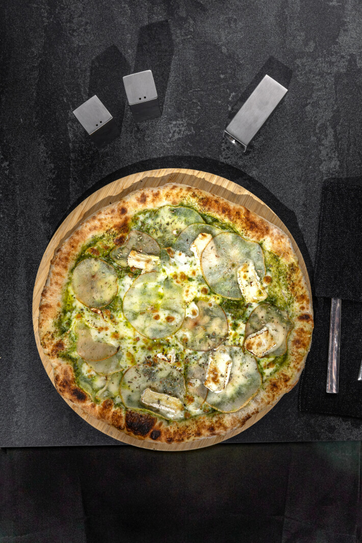 С грушей и камамбером