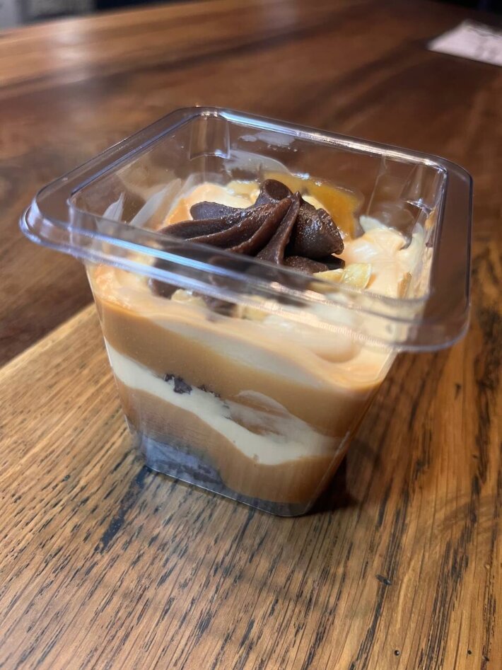 Пирожное с соленой карамелью и арахисом