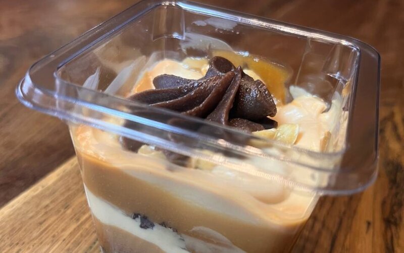 Пирожное с солёной карамелью и арахисом