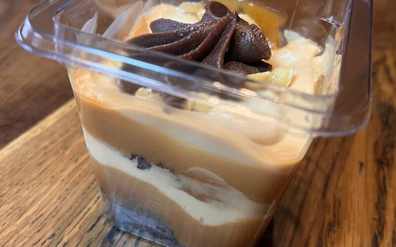 Пирожное с соленой карамелью и арахисом