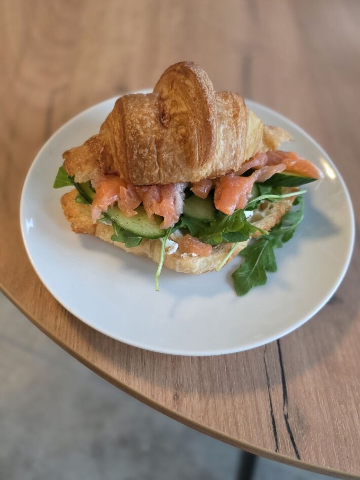 Круассан с красной рыбой